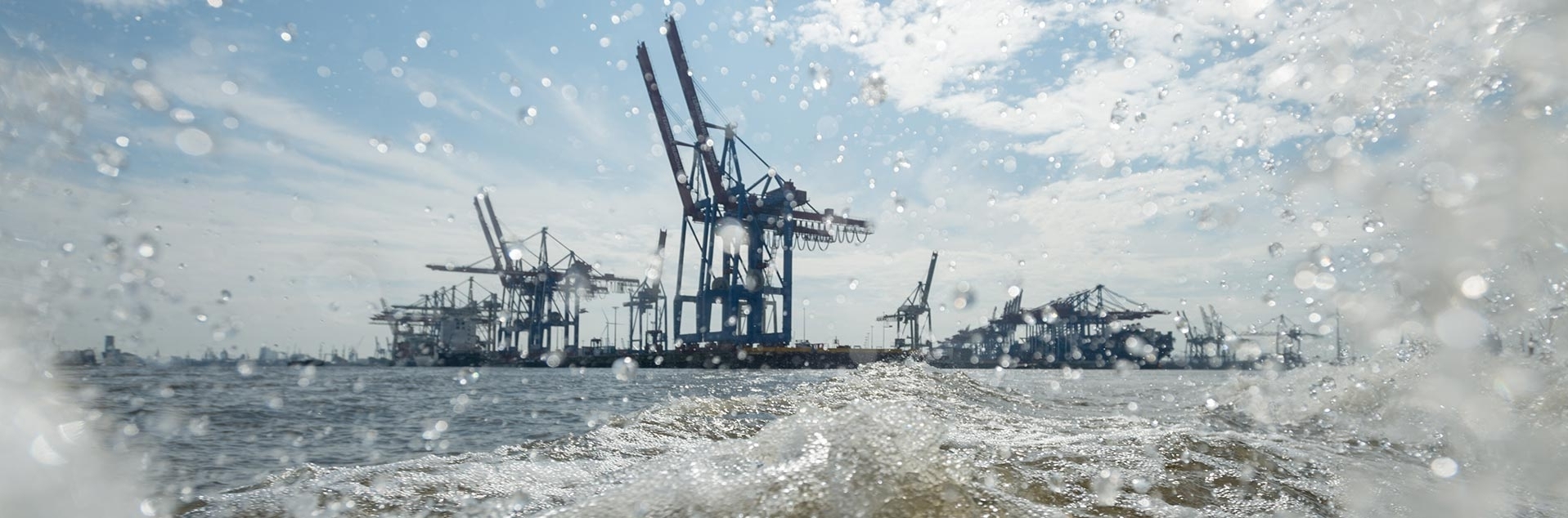 Überschrift: Drehgenehmigungen und Drohnen im Hafen