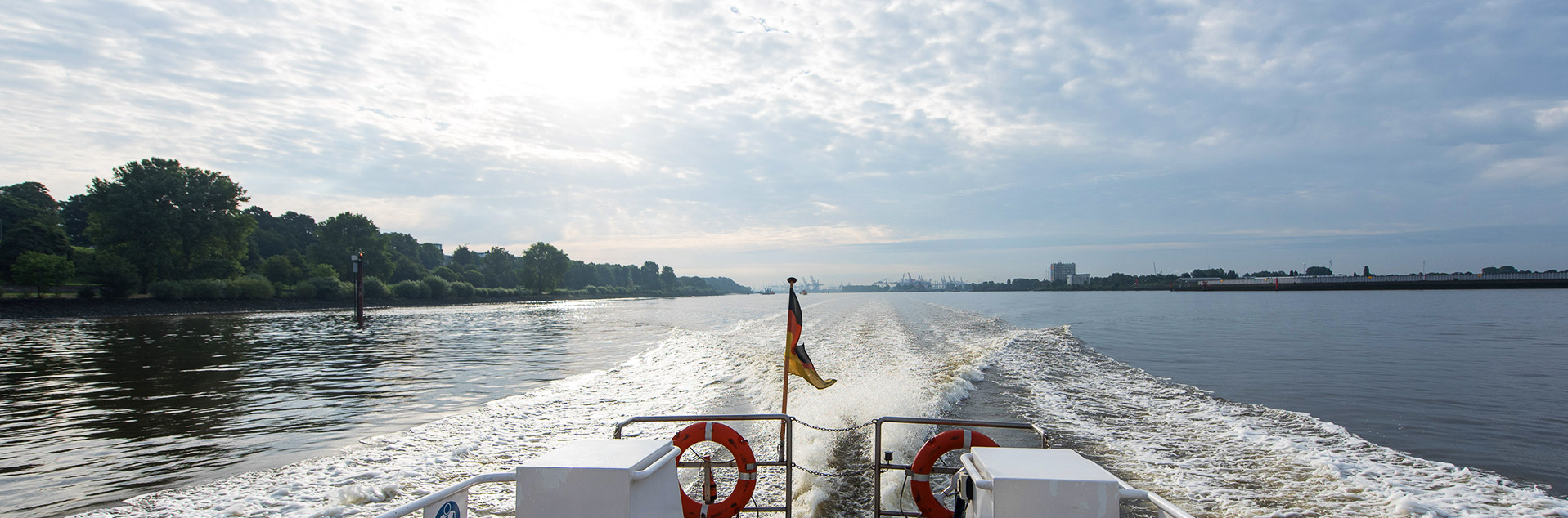 Bild: Fahrt auf der Elbe. Überschrift: So bewegend kann der Hafen sein.