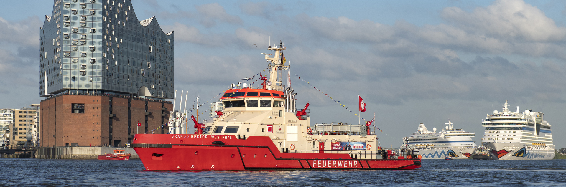 Bild: Feuerlöschboot BW auf der Elbe. Überschrift: Wir sorgen für Bewegung auf dem Wasser.