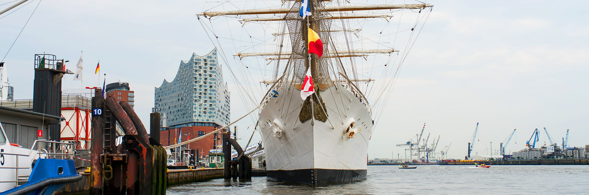 Bild: Elbphilharmonie und Museumshafen Övelgönne. Überschrift: Wir lieben Schiffe, genau wie Sie.