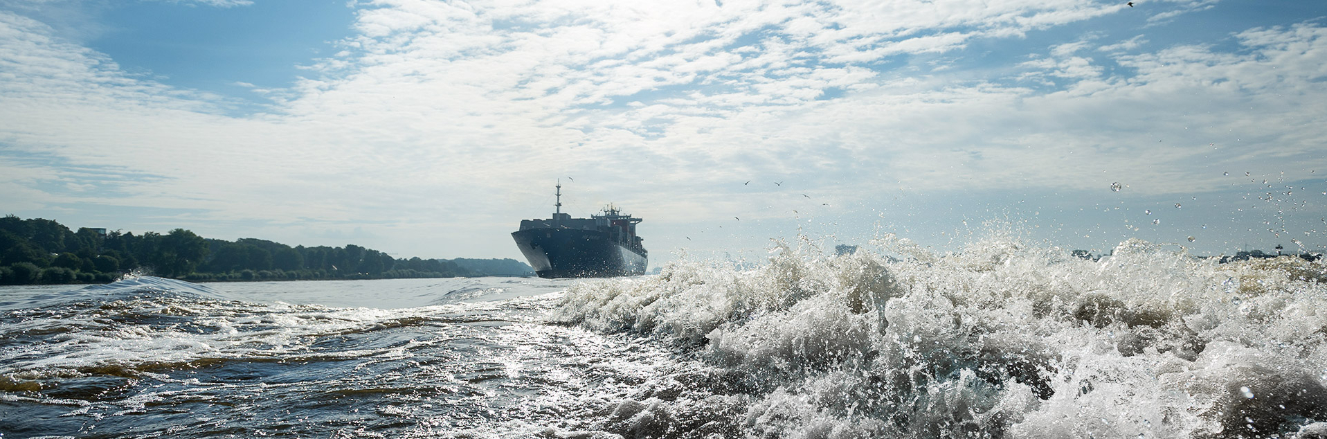 Bild: Containerschiff auf der Elbe. Überschrift: Wir halten alles im Fluss.