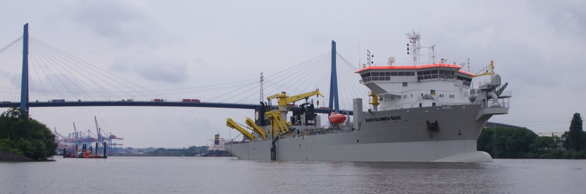 Bild: Hopperbagger im Köhlfleet. Überschrift: Wasser Zugänglichkeit.