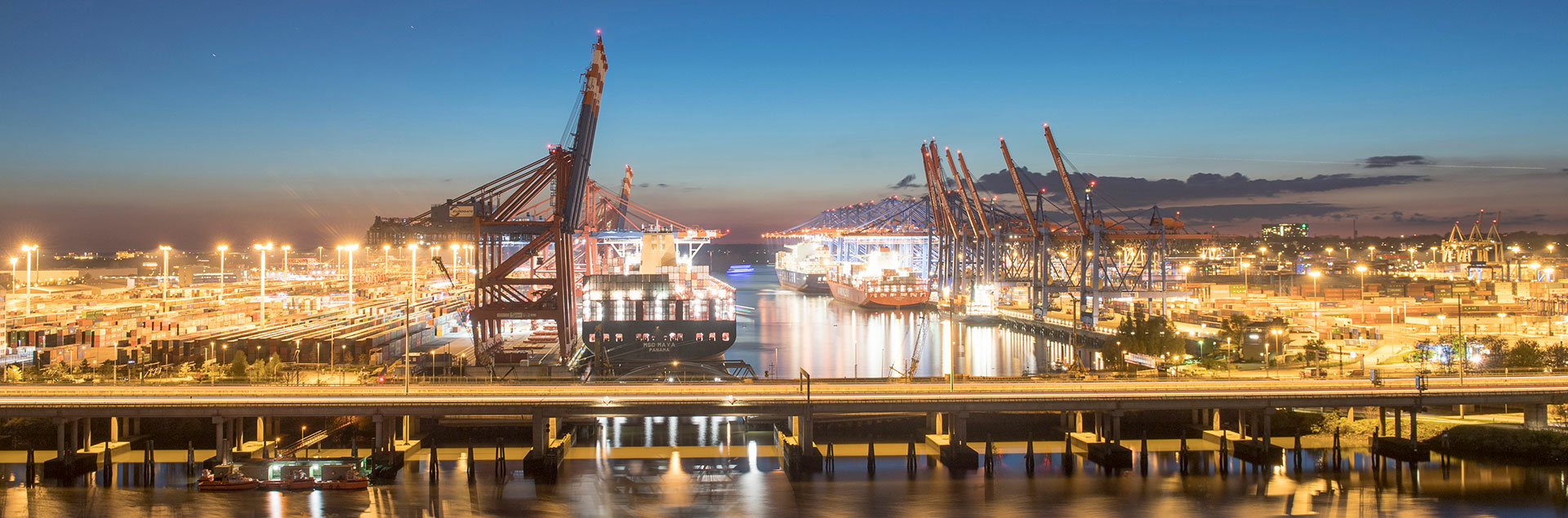 Hamburg Hafen Containerschiff Brücke. Unsere Vision ist die Digitalisierung des Hafens.