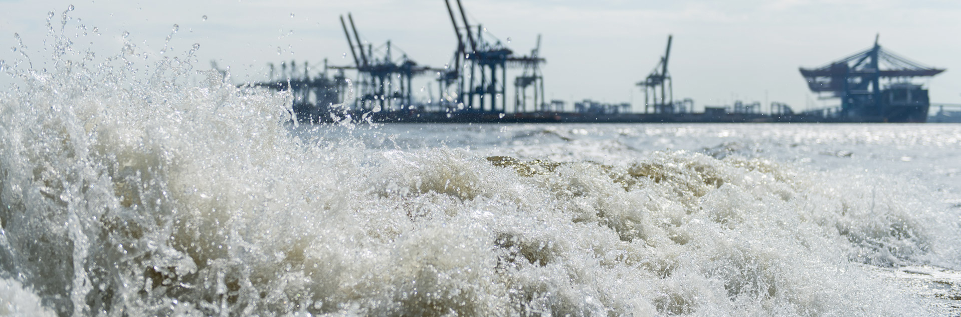 Überschrift: Was die Ebbe mitnimmt bringt die Flut wieder