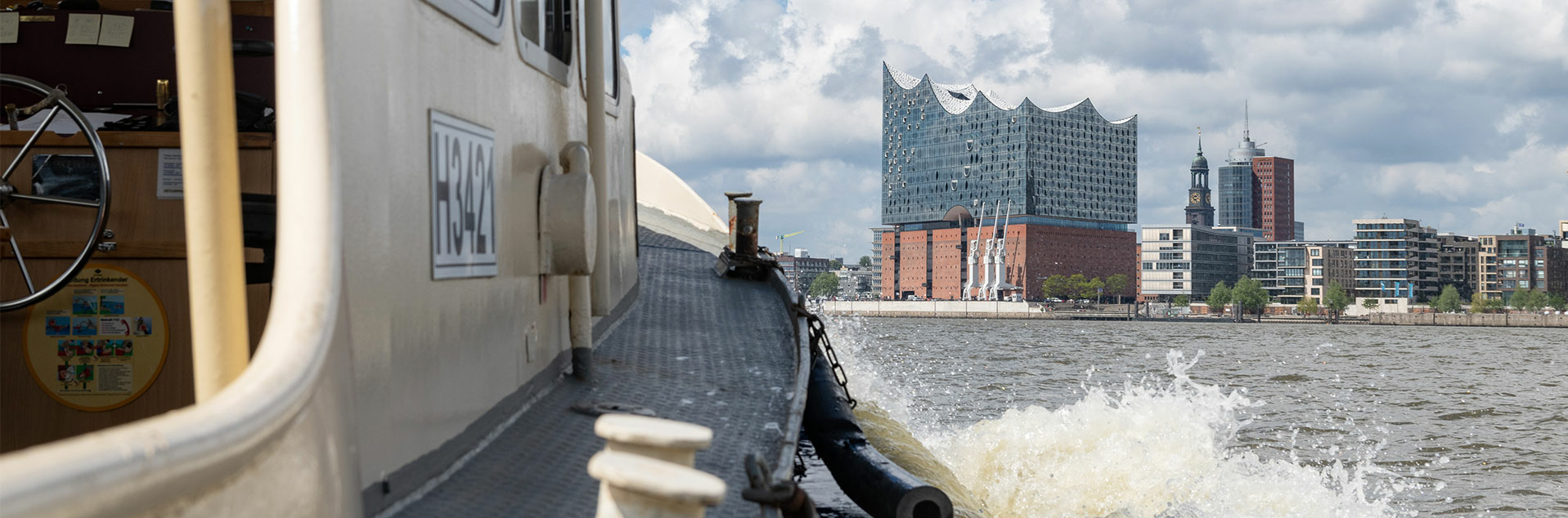 Bild: Elbphilharmonie. Überschrift: Full Service Dienstleister.